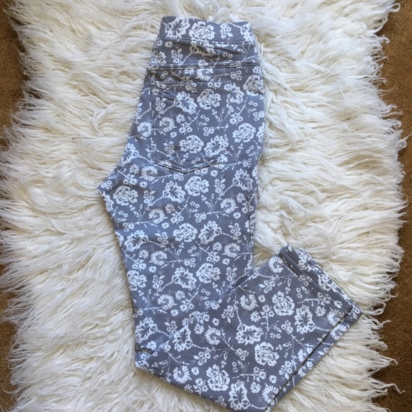GRAY AND WHITE FLORAL LEGGINGS - Picture 3 of 5